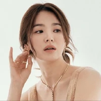 Ny. Taylor (Veronica Taylor)