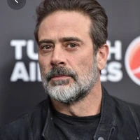 Carlos ( es como un papá para Damián)