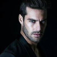 Santiago  Johnson( 35anos)( Ceo 1°)