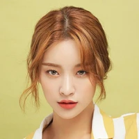 Raina Albert [ Kakak Tiri Allisa ]