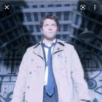 castiel(anjinho de sobretudo )