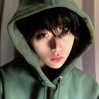biel(amigo de elliot)18 años