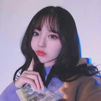 mia(hermana de elliot)18 años