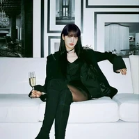 Lalisa Manoban • Asisten Nana