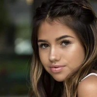 Ivanna Ayers [Hna menor de Derek]