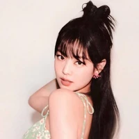 ลูน่า(รุ่นพี่คนสนิทของมีน)