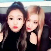JENNIE  Y ROSÉ