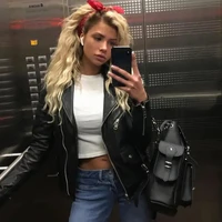 Cassie León (prima de Carlos)
