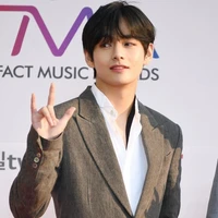 𝑲𝒊𝒎 𝑻𝒂𝒆𝒉𝒚𝒖𝒏𝒈(fl frnd)