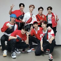 STRAY KIDS