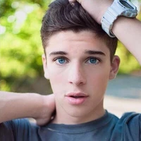 Uriel Robins (hermano de Selene)