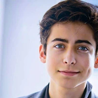 Mateo Robins (hermano de Selene)