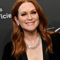 Jenifer Rossing (Directora del hospital)