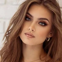 Gabriela Blossom  (27anos)( CEO)