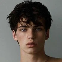 Héctor Moore...16