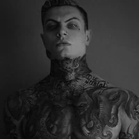Ares Muller(LOCO psicópata, asesino .Her