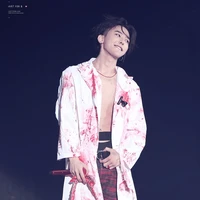 g-Dragon ( abang angkat lisa)