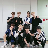 STRAY KIDS