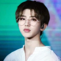 มาร์ค(ตอนใส่แว่น)