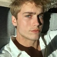 Agustín (22 años) (Amigo de Emma)
