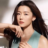 Mrs.Lee (Y/N mom)