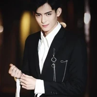 กู้อี่เหว่ย/พระเอก