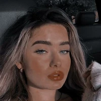 Amanda Flores(mejor amiga de agustin)