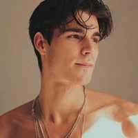 Santiago Davis (irmão) 19 anos( Carlos)