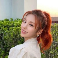 Rossa Anita ( kepala pelayan )