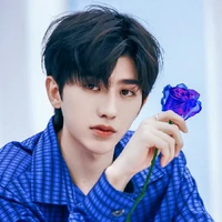 Cai Xukun ( tangan kanan Iki )