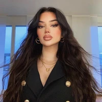 Ashley Volkov|45|{Ceo}[Mamá de D y E]