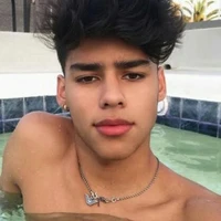 Carlos(amigo de Sebastián 17 años)