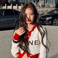 Jennie 23 años novia de lisa Alfa