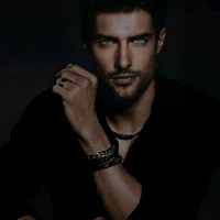 Niklaus Mikaelson ( Klaus/ empresário 30