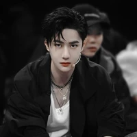 ธาม(พระเอก+น้องชายลิสา+ถอดแว่น)