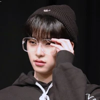 มีน🐿(ตอนใส่แว่น)
