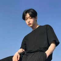สกาย🖤 >พระเอก<