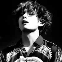 V (พี่ชายโรส)