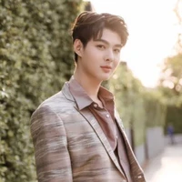 พาวุธ(พ่อพระเอก)
