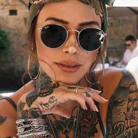 Cora Colombo(Segurança de Anna)