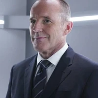 Henry Coulson(40)(jefe de Chloe)