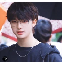 คุณ(เด็กแว่น)