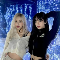 Rose dan Lisa
