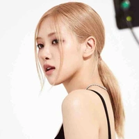 คริสตัล(รุ่นพี่สนิทนางเอก)