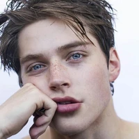 ●Caleb●•Hermano•19 años•