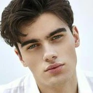 ●Henri●•Hermano•19 años•