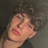 ●James●•Hermano•19 años•Gemelo•