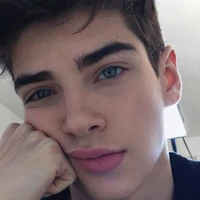 ●Nathan●•Hermano•18 años•