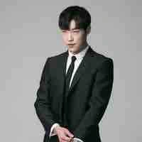 โทมัส :คนสนิทราเฟิร์ส: