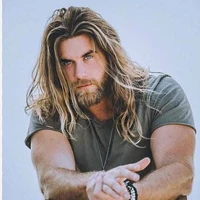 Zeus Bertinely (pai de Zarah)